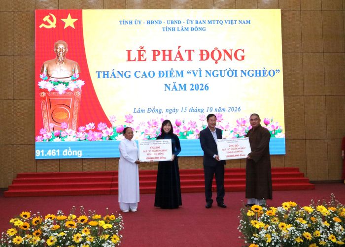 Đại diện Ủy ban MTTQ Việt Nam tỉnh nhận số tiền ủng hộ của Tòa thánh Tây Ninh tỉnh; Ban Trị sự Giáo hội Phật giáo Việt Nam tỉnh Lâm Đồng tại lễ phát động
