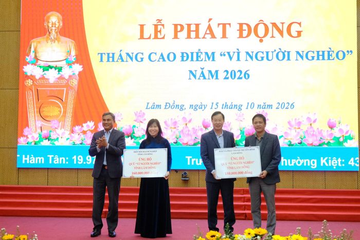 Đại diện Ủy ban MTTQ Việt Nam tỉnh nhận số tiền ủng hộ của Báo và Phát thanh, Truyền hình Lâm Đồng; Hiệp hội Doanh nghiệp tỉnh tại lễ phát động