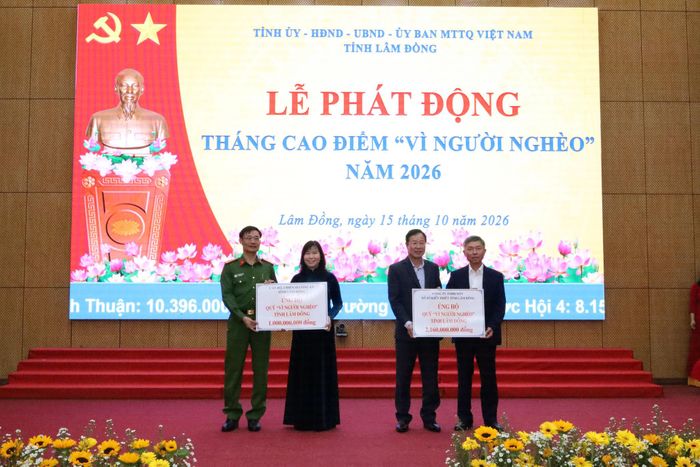 Đại diện Ủy ban MTTQ Việt Nam tỉnh nhận số tiền ủng hộ của cán bộ, chiến sĩ Công an tỉnh; Công ty Xổ số kiến thiết tỉnh Lâm Đồng tại lễ phát động