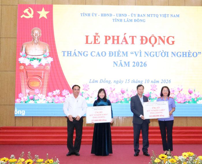 Đại diện Ủy ban MTTQ Việt Nam tỉnh nhận số tiền ủng hộ của Tòa án nhân dân 2 cấp; Viện Kiểm sát nhân dân 2 cấp tỉnh Lâm Đồng tại lễ phát động