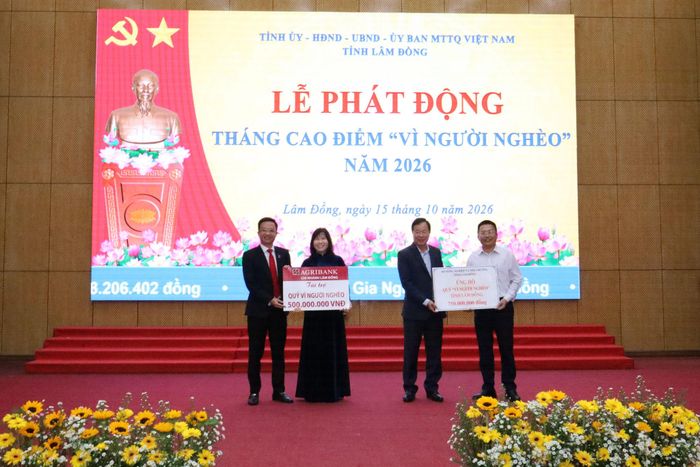 Đại diện Ủy ban MTTQ Việt Nam tỉnh nhận số tiền ủng hộ của Ngân hàng Nông nghiệp và Phát triển Nông thôn - Chi nhánh Lâm Đồng; Sở Nông nghiệp và Môi trường tỉnh Lâm Đồng tại lễ phát động