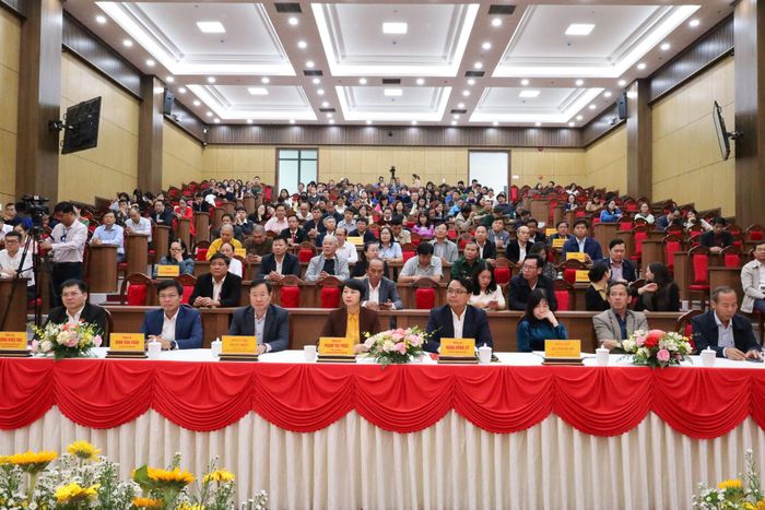 Các đồng chí lãnh đạo tỉnh và đại biểu dự lễ phát động