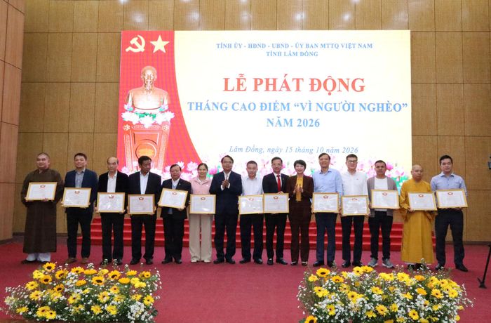 Các đồng chí lãnh đạo tỉnh trao bằng khen cho các tập thể, cá nhân có nhiều đóng góp trong công tác an sinh xã hội trên địa bàn tỉnh giai đoạn 2025 - 2026