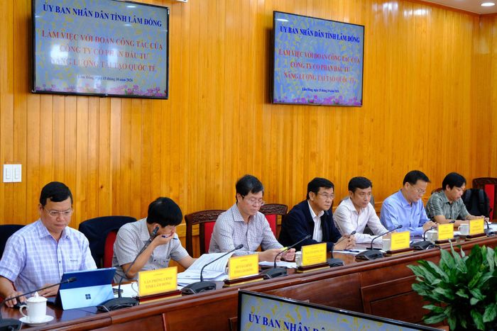 Đại diện lãnh đạo UBND tỉnh và các sở, ngành tham dự buổi làm việc