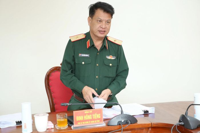 Thiếu tướng Đinh Hồng Tiếng, Ủy viên Ban Thường vụ Tỉnh ủy, Chỉ huy trưởng Bộ Chỉ huy Quân sự tỉnh báo cáo tại cuộc họp