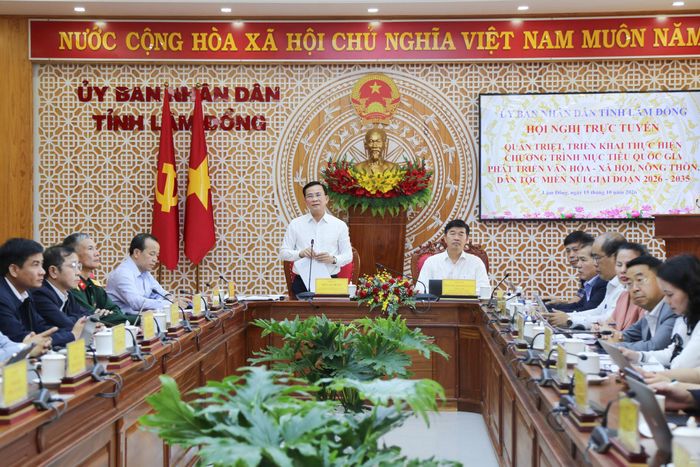 Ủy viên Ban Chấp hành Trung ương Đảng, Phó Bí thư Tỉnh ủy, Chủ tịch UBND tỉnh Hồ Văn Mười cùng các sở, ngành tham dự tại điểm cầu Lâm Đồng