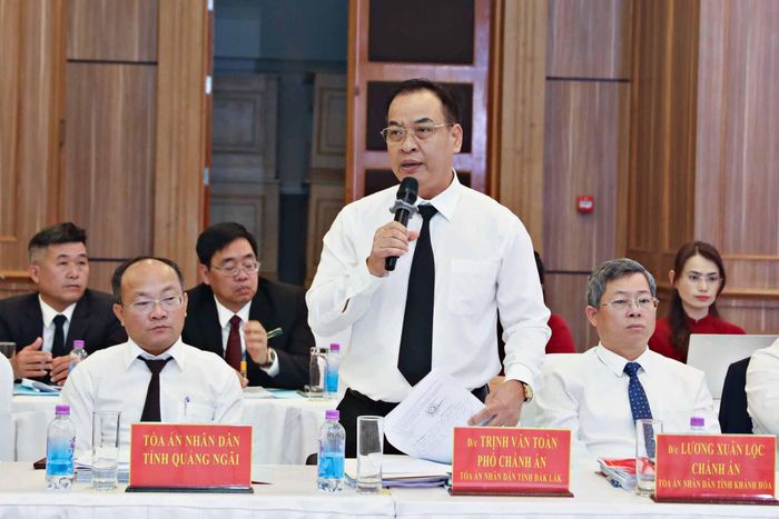 Phó Chánh án Tòa án nhân dân tỉnh Đắk Lắk Trịnh Văn Toàn thảo luận các giải pháp khắc phục những tồn tại, hạn chế để công tác thi đua, khen thưởng đạt kết quả tốt