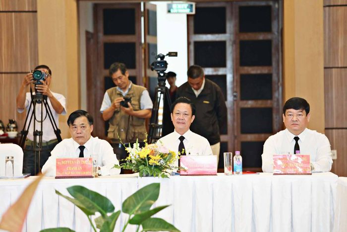 Ông Lê Quốc Dũng, Phó Chánh Tòa Phúc thẩm Tòa án nhân dân tối cao tại TP Hồ Chí Minh (ở giữa); ông Nguyễn Văn Thanh, Tỉnh ủy viên, Chánh án Tòa án nhân dân tỉnh Lâm Đồng (bên trái, Cụm trưởng); ông Lương Văn Hùng, Phó Chánh án Tòa án nhân dân tỉnh Quảng Ngãi (bên phải, Cụm phó) chủ trì, điều hành hội nghị