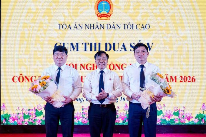 Tỉnh ủy viên, Chánh án Tòa án nhân dân tỉnh Lâm Đồng Nguyễn Văn Thanh tặng hoa chúc mừng Cụm trưởng và Cụm phó Cụm thi đua số V năm 2027
