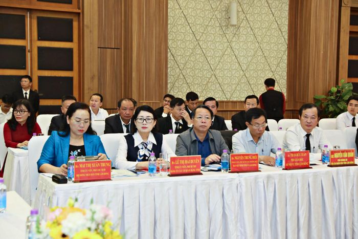 Các đồng chí: Mai Thị Xuân Trung, Tỉnh ủy viên, Phó Chủ tịch HĐND tỉnh (ngoài cùng bên trái); Nguyễn Trung Hiếu, Tỉnh ủy viên, Phó trưởng Ban Thường trực Ban Nội chính Tỉnh ủy (thứ 3 từ trái qua); Lê Thị Hải Duyên, Tỉnh ủy viên, Phó Bí thư Đảng ủy các cơ quan Đảng tỉnh (thứ 2 từ trái qua) và lãnh đạo Sở Nội vụ, các đại biểu tham dự hội nghị