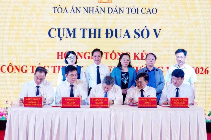 Lãnh đạo các sở, ngành tỉnh Lâm Đồng và đại biểu chứng kiến lãnh đạo Tòa án nhân dân 5 tỉnh thuộc Cụm thi đua số V ký kết giao ước thi đua năm 2027
