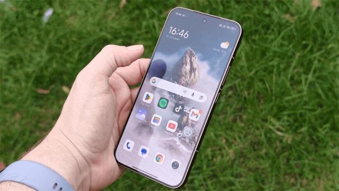 Xiaomi 15T Pro có màn hình AMOLED 6,83 inch độ phân giải 1.5K và tần số quét tối đa 144Hz.