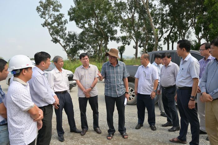 Phó Chủ tịch UBND tỉnh Nguyễn Minh (đội nón, đứng giữa) khảo sát thực tế tại dự án Đường từ Tân Minh đi Sơn Mỹ