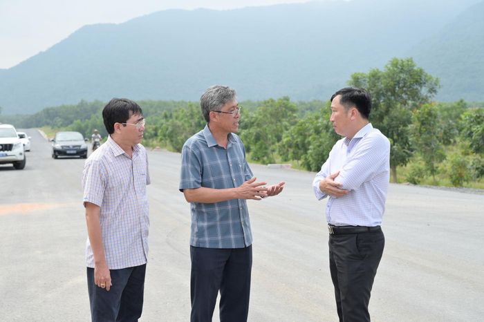 Phó Chủ tịch UBND tỉnh Nguyễn Minh (đứng giữa) khảo sát thực tế tại các dự án