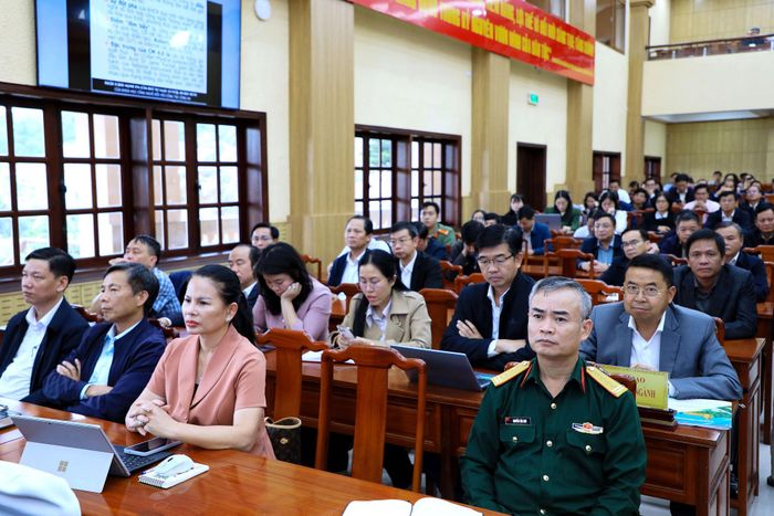 Lãnh đạo các sở, ban, ngành dự và theo dõi hội nghị tại điểm cầu Tỉnh ủy Lâm Đồng