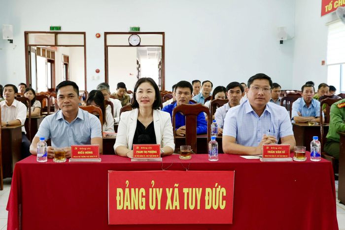 Lãnh đạo xã Tuy Đức tham gia hội nghị trực tuyến chiều 15/10. (Ảnh: Dương Phong)