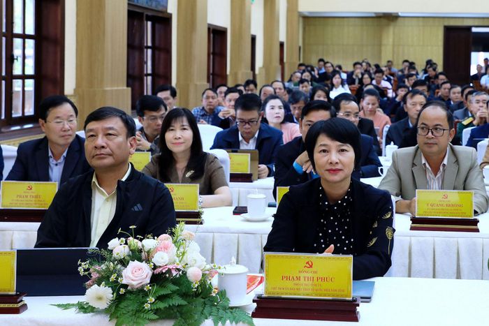 Phó Bí thư Tỉnh ủy, Chủ tịch Ủy ban MTTQ Việt Nam tỉnh Lâm Đồng Phạm Thị Phúc (bên phải) và Phó Bí thư Tỉnh ủy Bùi Thắng (bên trái) cùng các đại biểu dự hội nghị