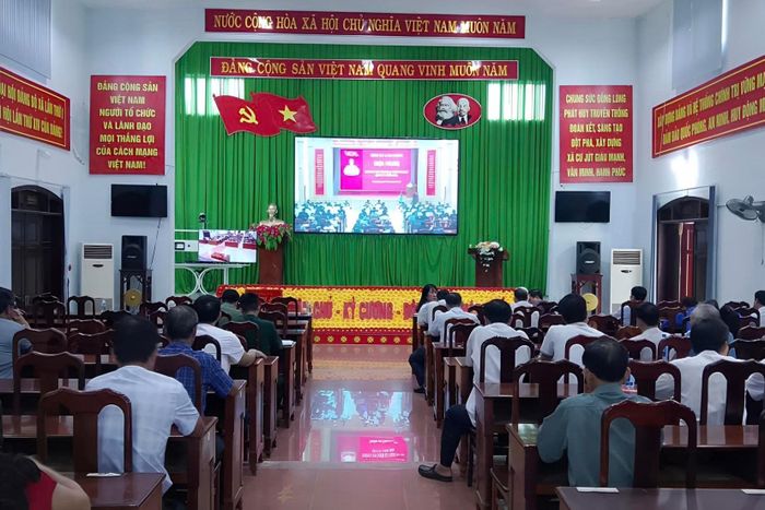 Cán bộ, công chức xã Cư Jút tham gia hội nghị trực tuyến do tỉnh Lâm Đồng tổ chức. (Ảnh: Đặng Hiền)