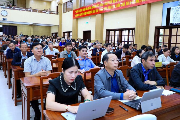 Lãnh đạo các sở, ban, ngành dự và theo dõi hội nghị tại điểm cầu Tỉnh ủy Lâm Đồng
