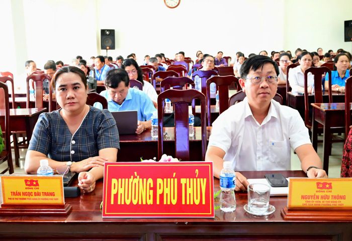 Tỉnh ủy viên, Bí thư phường Phú Thủy Nguyễn Hữu Thông (bên phải) và lãnh đạo phường tham dự hội nghị. (Ảnh: Minh Vân)