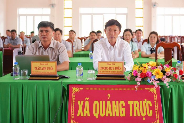 Các đại biểu dự và theo dõi hội nghị do tỉnh Lâm Đồng tổ chức tại điểm cầu xã Quảng Trực. (Ảnh: Hồng Hoa)