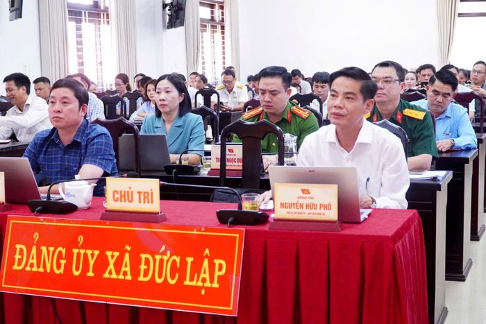 Lãnh đạo UBND xã Đức Lập theo dõi hội nghị tại điểm cầu Đảng ủy xã. (Ảnh: Dương Phong)