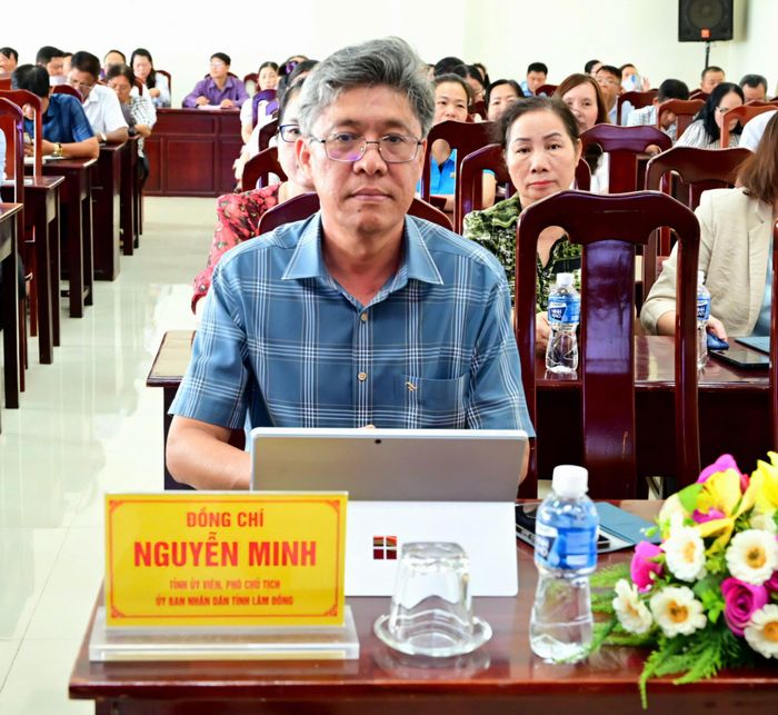 Phó Chủ tịch UBND tỉnh Nguyễn Minh nghe thời sự chuyên đề quý IV với nội dung AI và chính quyền trong kỷ nguyên mới tại phường Phú Thủy. (Ảnh: Minh Vân)