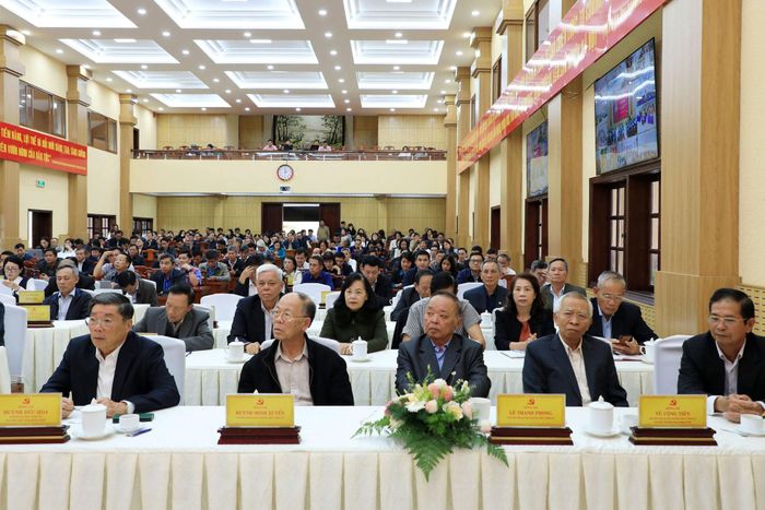 Các đồng chí nguyên lãnh đạo cơ quan Trung ương, nguyên Thường trực Tỉnh ủy, các Ủy viên Ban Thường vụ Tỉnh ủy Lâm Đồng dự hội nghị