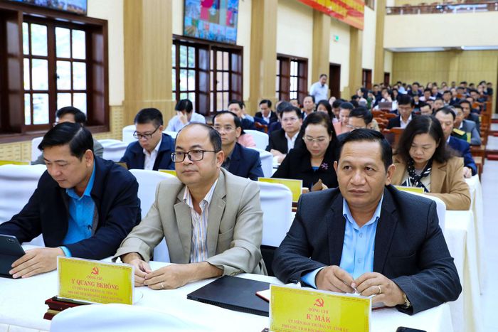 Các đồng chí Ủy viên Ban Thường vụ Tỉnh ủy, Phó Chủ tịch HĐND tỉnh Lâm Đồng dự và theo dõi hội nghị
