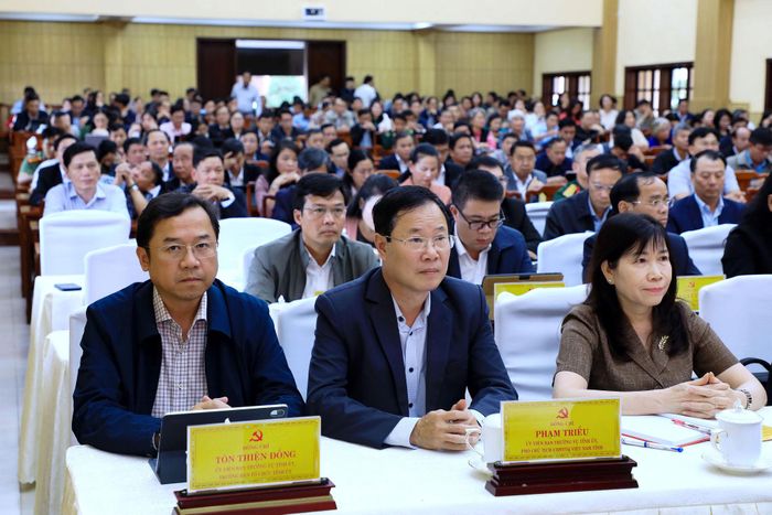Các đồng chí trong Ban Thường vụ Tỉnh ủy Lâm Đồng dự và theo dõi hội nghị