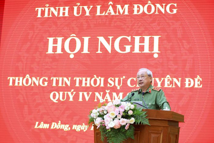 Thượng tướng, GS.TS. Nguyễn Văn Thành, Phó Chủ tịch Chuyên trách Hội đồng Lý luận Trung ương trình bày tham luận tại hội nghị