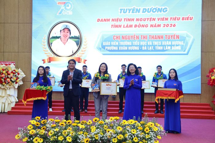 Cô giáo Nguyễn Thị Thanh Tuyền được Hội LHTN Việt Nam tỉnh Lâm Đồng tặng Bằng khen vì có thành tích tiêu biểu trong hoạt động tình nguyện