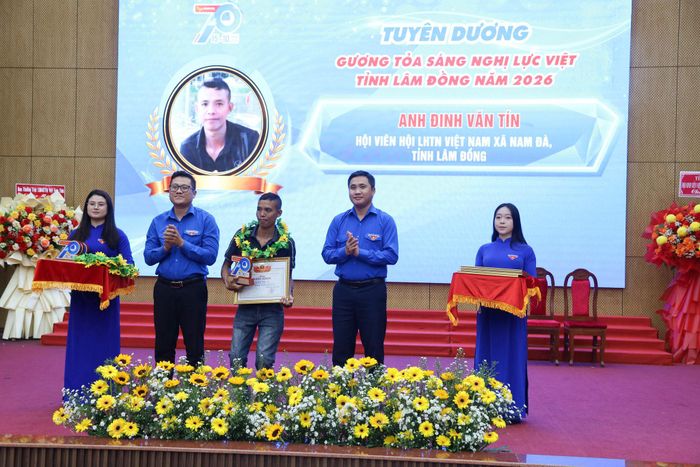 Hội Liên hiệp Thanh niên Việt Nam tỉnh Lâm Đồng tuyên dương, tặng Bằng khen cho anh Đinh Văn Tín là gương thanh niên tiêu biểu “Tỏa sáng nghị lực Việt” năm 2026