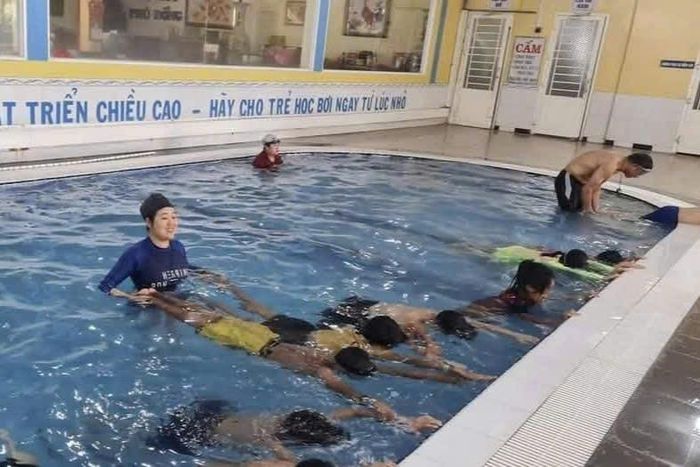 Cô giáo Nguyễn Thị Thanh Tuyền, giáo viên Trường Tiểu học và THCS Xuân Hương, phường Xuân Hương - Đà Lạt tích cực mở các lớp dạy bơi miễn phí cho trẻ em khó khăn
