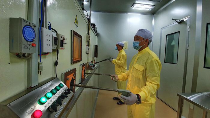 Cán bộ sản xuất đồng vị phóng xạ tại Viện Nghiên cứu hạt nhân