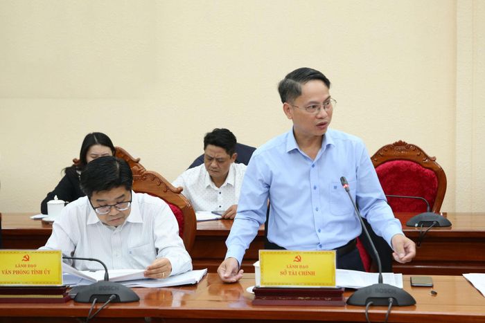 Phó Giám đốc Sở Tài chính Lâm Đồng Phạm Văn Bảy báo cáo về tình hình xử lý nhà, đất dôi dư trên địa bàn