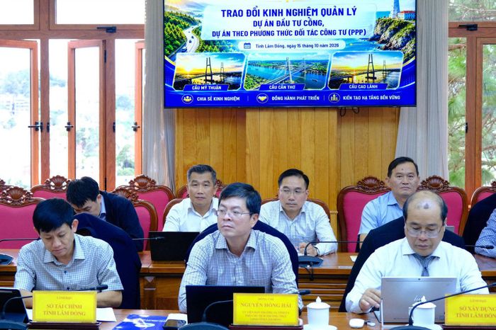 Đồng chí Nguyễn Hồng Hải, Ủy viên Ban Thường vụ Tỉnh ủy, Phó Chủ tịch Thường trực UBND cùng lãnh đạo các sở, ngành tham dự buổi làm việc