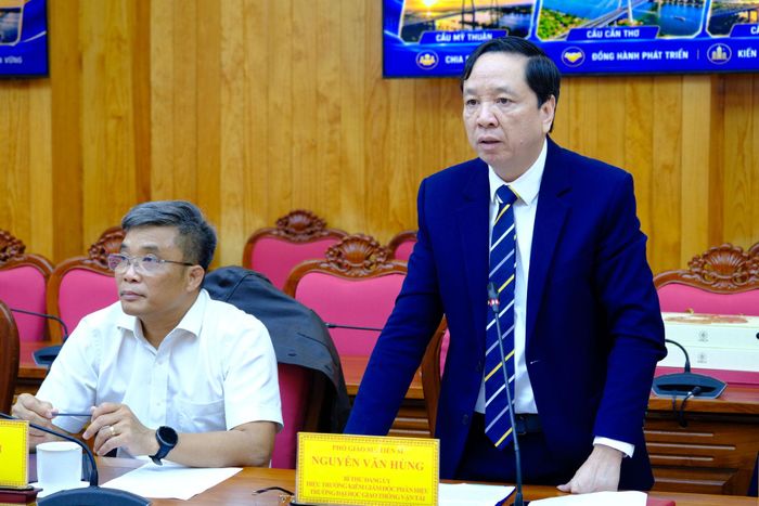PGS.TS Nguyễn Văn Hùng, Bí thư Đảng ủy, Hiệu trưởng kiêm Giám đốc Phân hiệu Trường Đại học Giao thông Vận tải phát biểu tại buổi làm việc