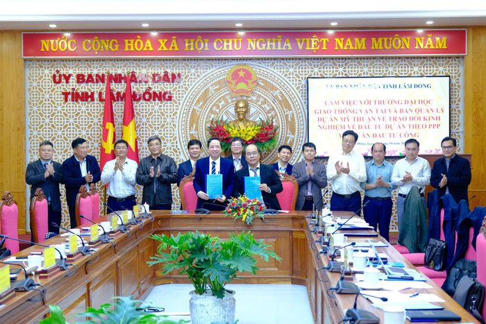 Đại diện lãnh đạo Sở Xây dựng và Trường Đại học Giao thông vận tải ký kết biên bản ghi nhớ hợp tác