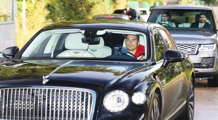 Ronaldo sử dụng chiếc Huawei Mate 10 Porsche Design vào năm 2021. Ảnh: The Sun.