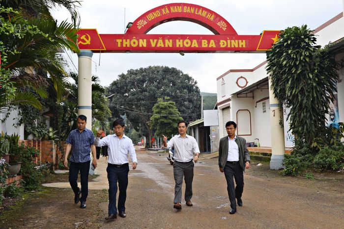 Phó Chủ tịch UBND tỉnh Đinh Văn Tuấn đi kiểm tra không gian, tiến độ triển khai các phần việc chuẩn bị cho lễ kỷ niệm tại xã Nam Ban Lâm Hà chiều 15/10