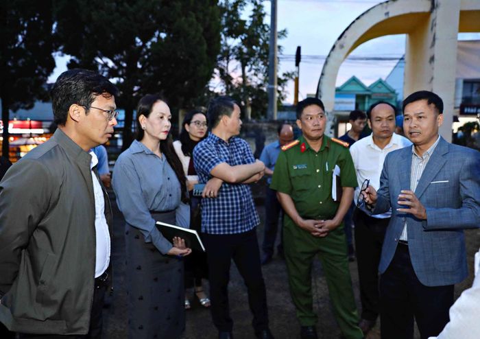 Phó Giám đốc Báo và Phát thanh, Truyền hình Lâm Đồng Nguyễn Phi Long (ngoài cùng bên phải) báo cáo công tác xây dựng kịch bản, phối hợp với xã Nam Ban Lâm Hà tổ chức buổi truyền hình trực tiếp ngày 25/10 và phim phóng sự trình chiếu trong lễ khai mạc