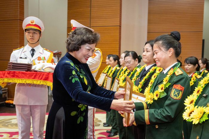 Đại tá Phạm Thị Thu Phương, Trưởng khoa Tin học - Ngoại ngữ, Học viện Lục quân được tuyên dương, trao Giải thưởng Phụ nữ Quân đội lần thứ I năm 2026. (Ảnh: HVLQ)