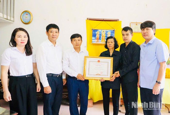 Thừa ủy quyền, lãnh đạo Sở Nội vụ truy tặng Bằng khen của Chủ tịch UBND tỉnh cho đồng chí Nguyễn Trọng Khải, xã Giao Thủy có hành động dũng cảm quên mình cứu người đang gặp nguy hiểm cho gia đình đồng chí.
