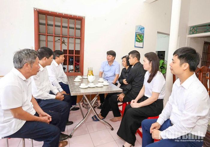 Lãnh đạo Sở Nội vụ, lãnh đạo xã Giao Thủy ân cần thăm hỏi, gửi lời chia buồn sâu sắc tới gia đình đồng chí Nguyễn Trọng Khải.