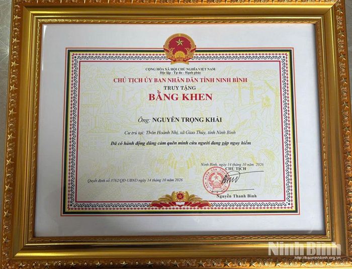 Truy tặng Bằng khen của Chủ tịch UBND tỉnh cho đồng chí Nguyễn Trọng Khải, xã Giao Thủy có hành động dũng cảm quên mình cứu người đang gặp nguy hiểm.