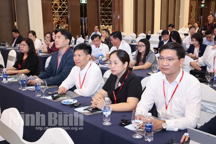 Đoàn công tác tỉnh Ninh Bình dự hội nghị.