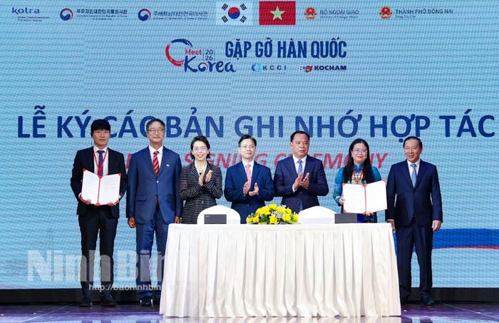 Thứ trưởng Bộ Ngoại giao Ngô Lê Văn và Đại sứ Đặc mệnh toàn quyền Hàn Quốc tại Việt Nam Lee Mi-Yeon chứng kiến lễ ký kết các biên bản ghi nhớ.