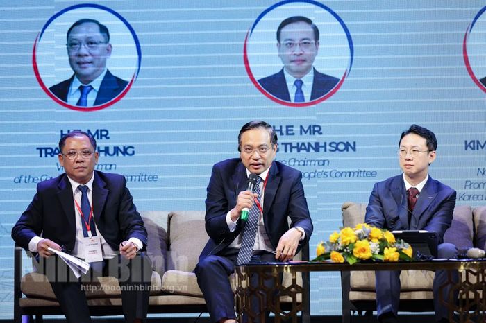 Đồng chí Đặng Thanh Sơn, Ủy viên Ban Thường vụ Tỉnh ủy, Phó Chủ tịch UBND tỉnh trao đổi tại Phiên thảo luận về thúc đẩy khoa học, công nghệ và công nghiệp văn hóa.