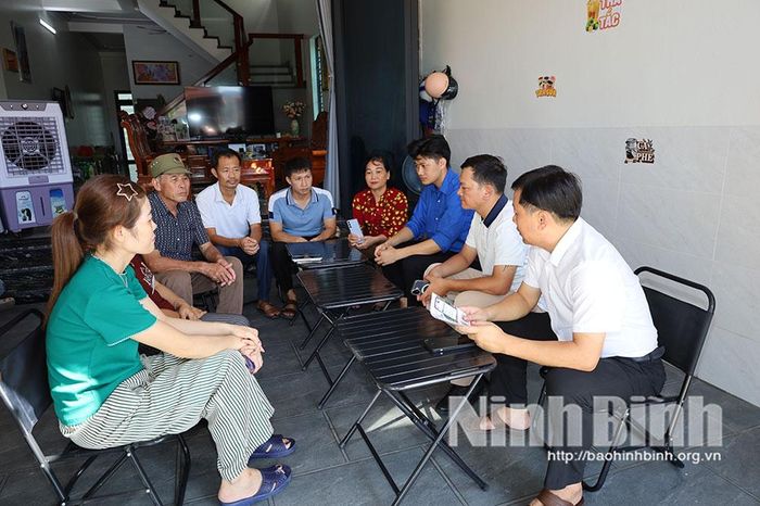 Các Tổ công nghệ số cộng đồng xã Giao Bình thực hiện phương châm “Đi từng ngõ, gõ cửa từng nhà” trong triển khai Ứng dụng Công dân số NinhBinh-S.